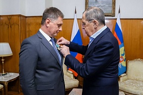 Sobre la entrega de la condecoración estatal al Embajador Dmitry Feoktistov