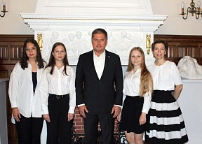 Entrevista con el Embajador de Rusia en Argentina Dmitry Feoktistov al periódico "Piligrim" de la Escuela de la Embajada en vísperas del Día del Diplomático.