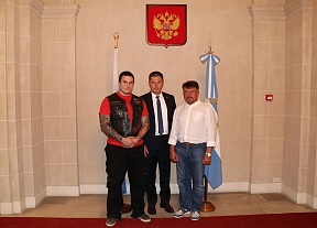 Embajador Extraordinario y Plenipotenciario de la Federación de Rusia Dmitry Feoktistov dialogó con los representantes del club motociclista “Nochnye Volki”